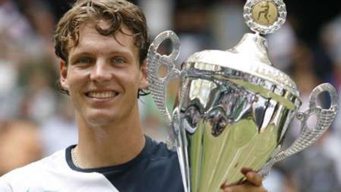 Tomáš Berdych s trofejí pro vítěze turnaje v Halle. Po vítězství nad Marcosem Baghdatisem si připsal první letošní titul.