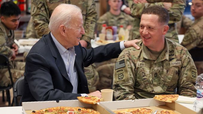 Prezident Joe Biden navštívil 25. března americké vojáky v polském Řešově.