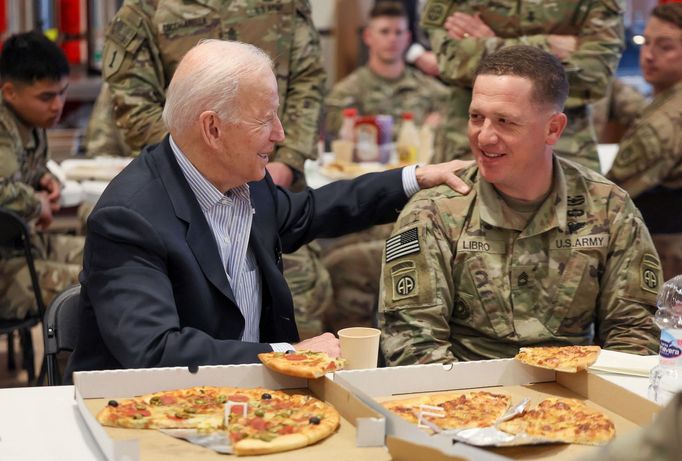 Prezident Joe Biden navštívil 25. března americké vojáky v polském Řešově.