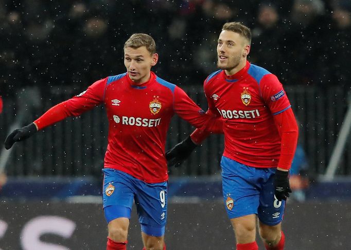 fotbal, Liga mistrů 2018/2019, CSKA Moskva - Plzeň, Nikola Vlašič (vpravo) přijímá gratulace ke gólu z penalty od Fjodora Čalova