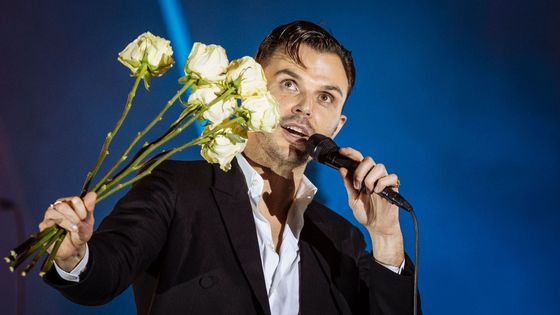 Zpěvák Hurts Theo Hutchcraft, který pokaždé hází růže do publika.