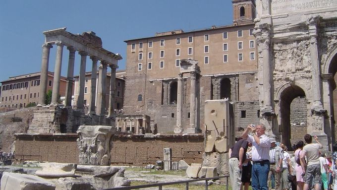 Forum Romanum, jádro zbytků starověkého Říma, je lákadlem nejen pro archeology, ale předvším pro turisty, kterých sem každý den zavítají tisíce