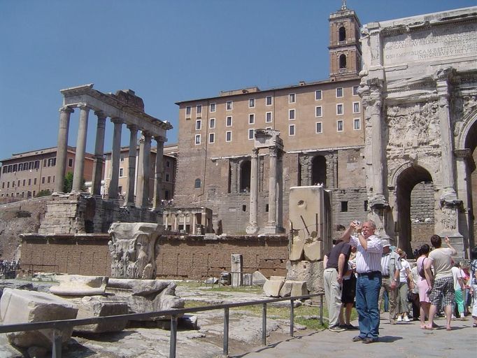 Forum Romanum, jádro zbytků starověkého Říma, je lákadlem nejen pro archeology, ale předvším pro turisty, kterých sem každý den zavítají tisíce