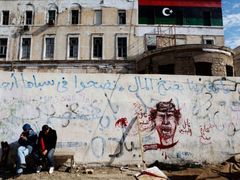 Ústředí povstalců v Benghází. Počáteční nadšení rychle vyprchalo, Kaddáfí tvrdě vzdoruje
