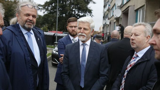Prezident Petr Pavel se seznamuje přímo na sídlišti Šluknov s kritickou sociální situací tohoto území a jejím řešením.