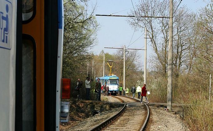 Vyšetřovatelé postavili tramvaje do polohy, odkud řidiči poprvé mohli zjistit, co se děje, a začali brzdit. Betonový přechod uprostřed je místem srážky