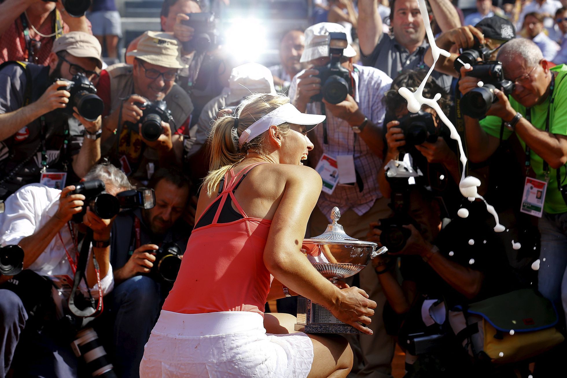 Maria Šarapovová s trofejí pro vítězku masters v Římě 2015