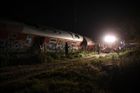 V Řecku vykolejil vlak se sedmdesáti cestujícími, narazil do domu. Nejméně dva lidé zemřeli