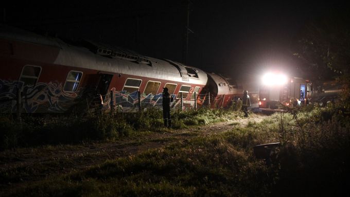 Záchranáři zasahují u vlaku, který vykolejil 40 kilometrů západně od Soluně poblíž nádraží v obci Adendro