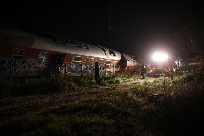 Záchranáři zasahují u vlaku, který vykolejil 40 kilometrů západně od Soluně poblíž nádraží v obci Adendro