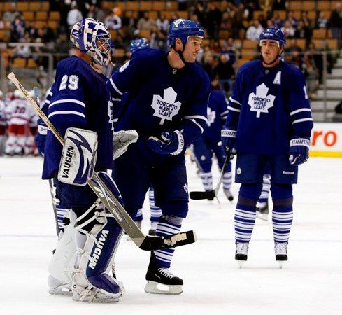 Gólman týmu Toronto Maple Leafs Joey MacDonald a jeho spoluhráči Wayne Primeau a Tomáš Kaberle při utkání s New Yorkem Rangers.