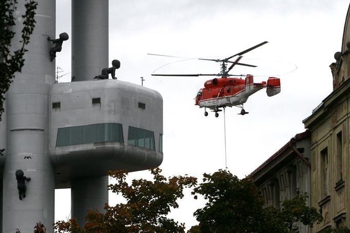 Vrtulník Kamov Ka-32A nad žižkovskými střechami. Tento dvojrotorový vrtulník přiletěl do Prahy ze Švýcarska, kde jej provozuje společnost Heliswiss. Dokáže nést téměř čtyři tuny nákladu.