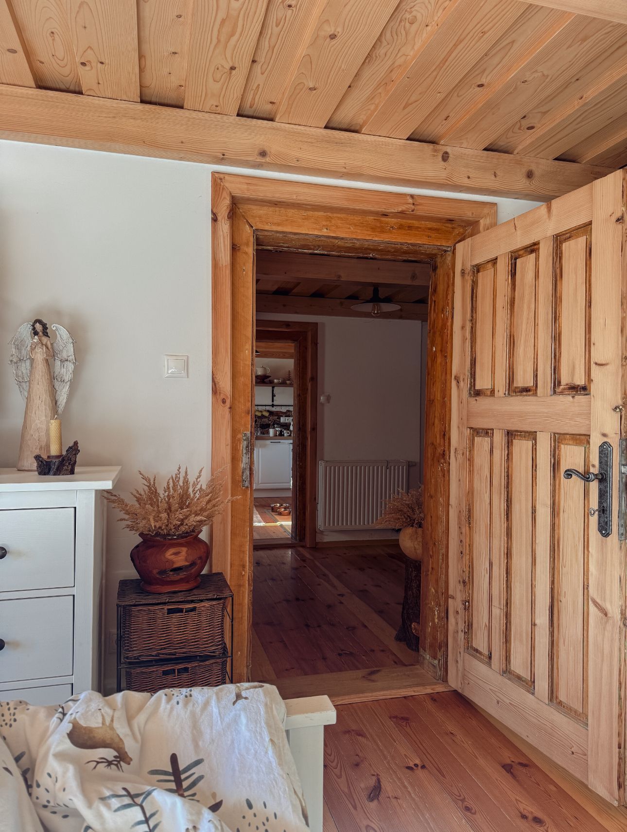 chalupa, les, bydlení, příběh, interiér, exteriér, příroda, chata