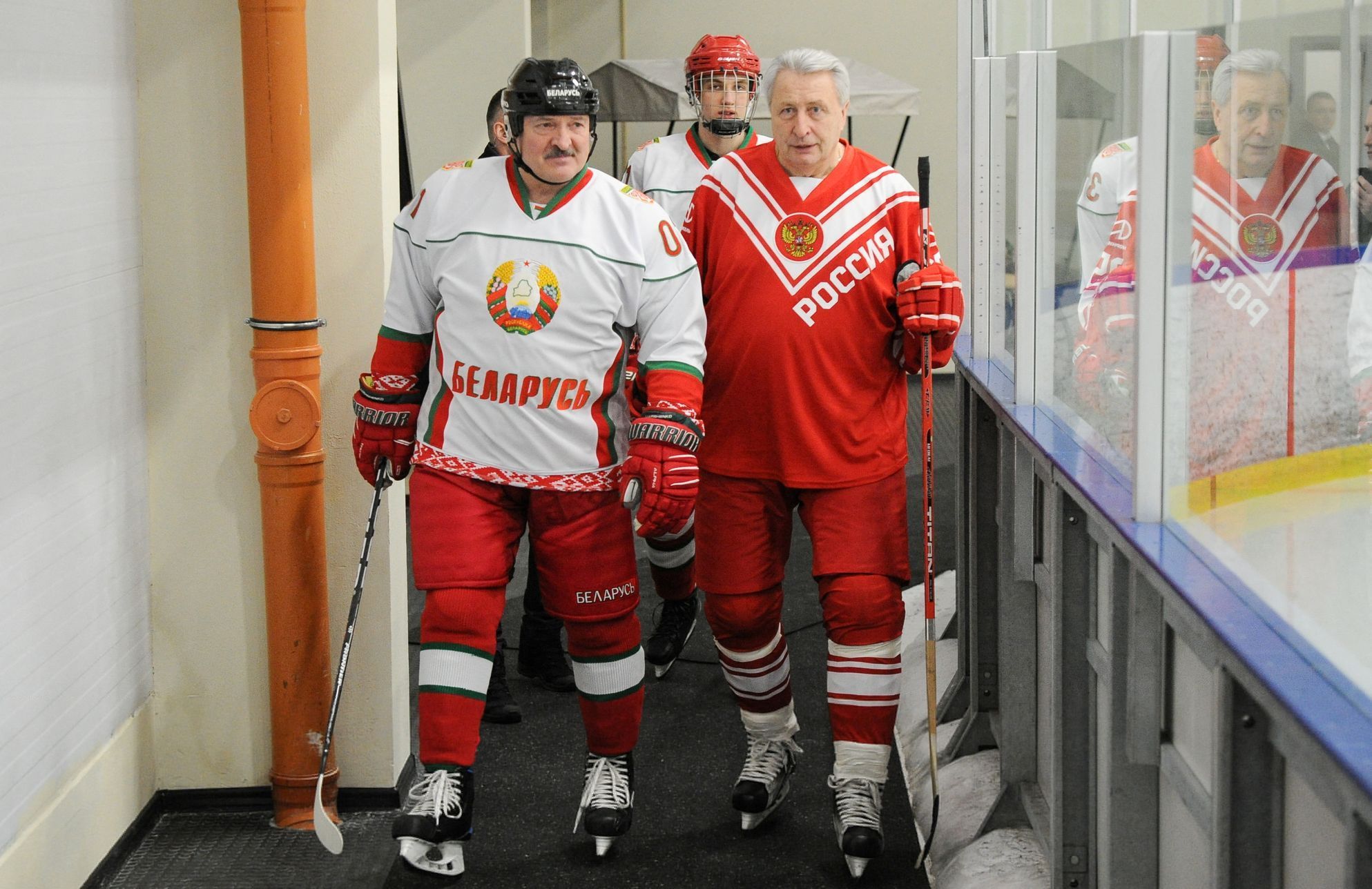 Alexander Lukašenko a Alexander Jakušev při přátelském utkání v Petrohradě