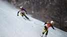 Henrieta Farkašová (Slovensko) a trasérka Natalia Šubrtová při super-G.