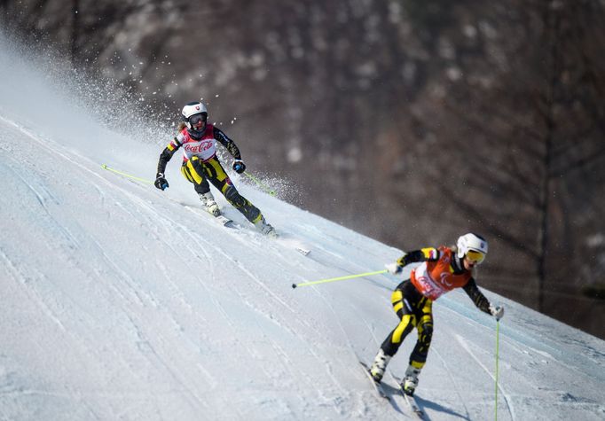 Henrieta Farkašová (Slovensko) a trasérka Natalia Šubrtová při super-G.