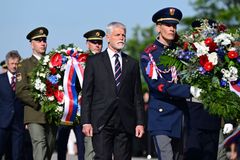 Oslavy výročí konce 2. světové války: Politici s vojáky uctili na Vítkově oběti