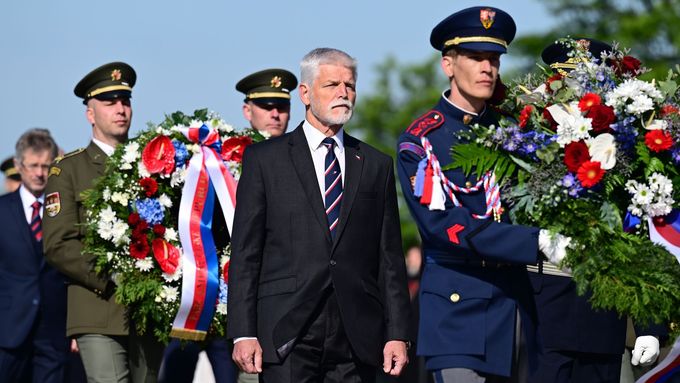 Prezident Petr Pavel se ve čtvrtek ráno zúčastnil pietního aktu k 80. výročí konce druhé světové války u Národního památníku na pražském Vítkově.