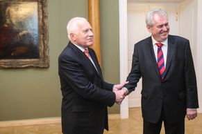 Miloš Zeman obhlíží Hrad