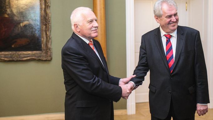 Miloš Zeman obhlíží Hrad