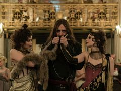 Rhys Ifans jako Rasputin a Vår Haugholtová s Ronjou Haugholtovou v roli ruských prostitutek.