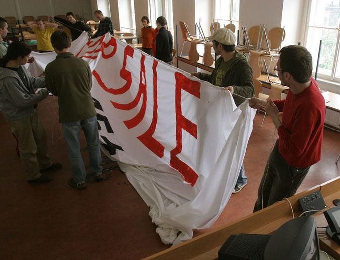 Oba transparenty vytvořili studenti druhého a třetího ročníku FAMU během odpoledne v jedné ze tříd školy.