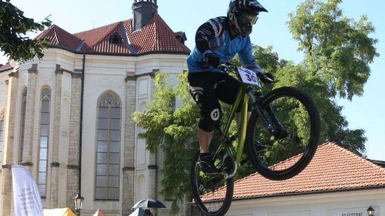 Pořadatelé využili atraktivních kulis okolí Pražského hradu. Podívejte se, jak se odvážní muži na létajících kolech popasovali s náročnou tratí.