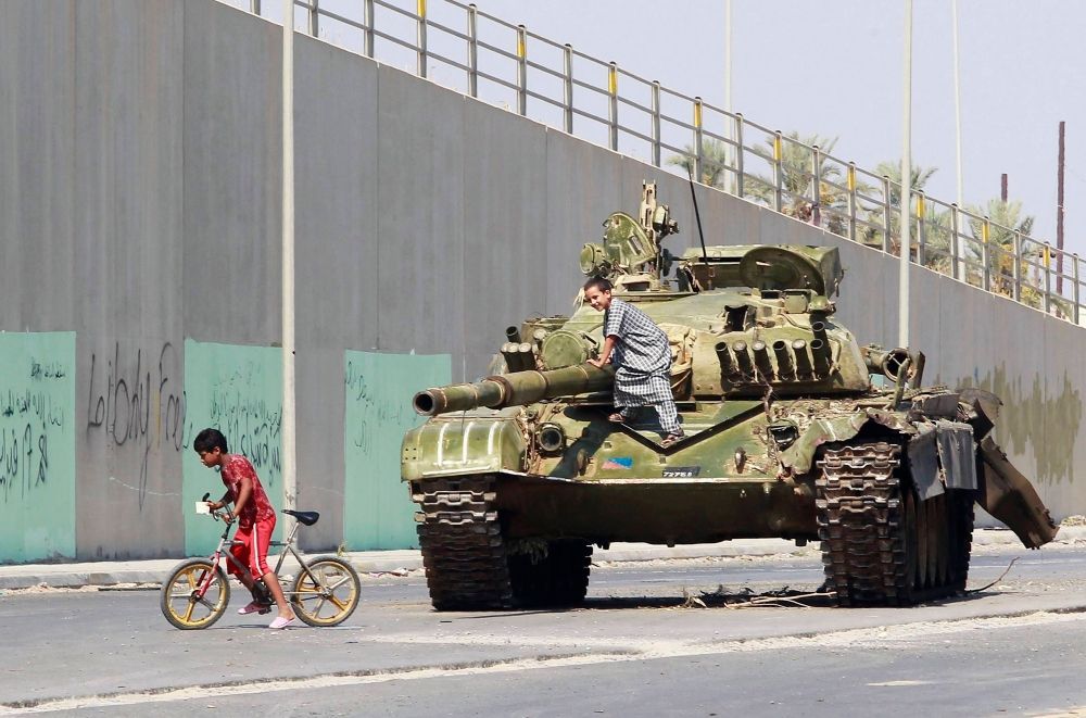 Libye: děti si hrají u tanku ve městě Zavíja
