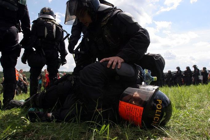 Policisté se učili, jak se postarat o kolegu, který omdlel.