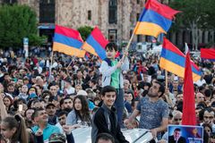 Arménský parlament volí premiéra. Horkým favoritem je vůdce masových protestů