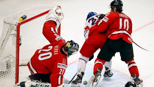 Hokej, MS 2013, Česko - Švýcarsko: Jiří Hudler (v bílém) dává gól na 2:2