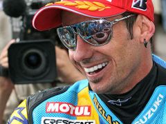 John Hopkins (#21, Suzuki) vybojoval skvělé druhé místo! Spolu s američanem se mohou radovat jak v týmu Suzuki, tak i v týmu Kawasaki, za který bude závodit od příští sezóny.