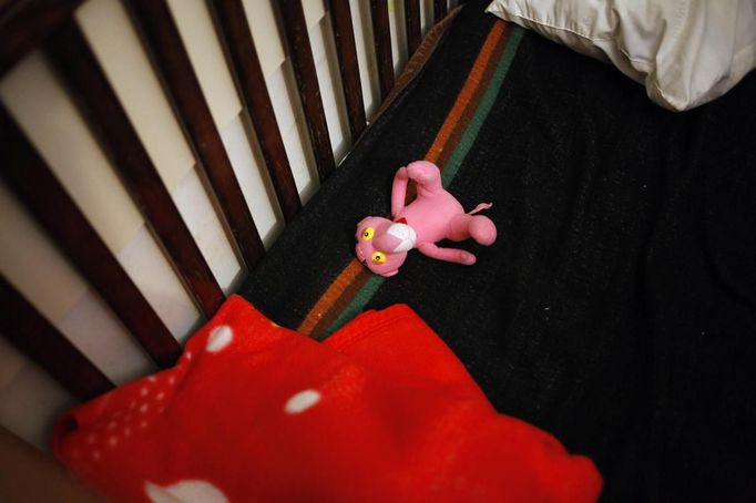 A doll is seen in a crib at San Jose Hospice, in Sacatepequez, 45 km (28 miles) of Guatemala City, November 30, 2012. About 68 HIV-infected children receive free medical care at the hospice, many of them were found abandoned in markets, churches, fire stations, left neglected in hospitals or in some instances, brought in by their families who cannot afford to pay for their medical treatment. World AIDS day which falls on December 1 is commemorated across the world to raise awareness of the pandemic. REUTERS/Jorge Dan Lopez (GUATEMALA - Tags: ANNIVERSARY HEALTH) Published: Pro. 1, 2012, 1:47 dop.