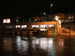 Lidé sledují velkou vodu poblíž mostu E. Beneše v Ústí nad Labem, noc v pátek 31. března