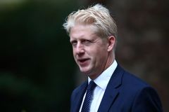 Živě: "Brutální den" pro Johnsona. Premiéra opouští i bratr, rezignoval kvůli brexitu