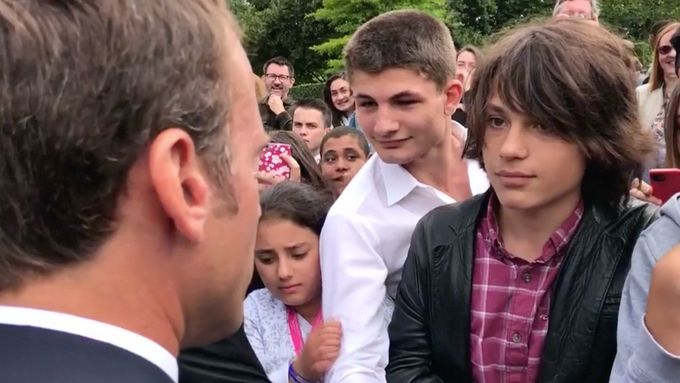 Francouzský prezident Emmanuel Macron káral mladíka, který ho oslovil přezdívkou.