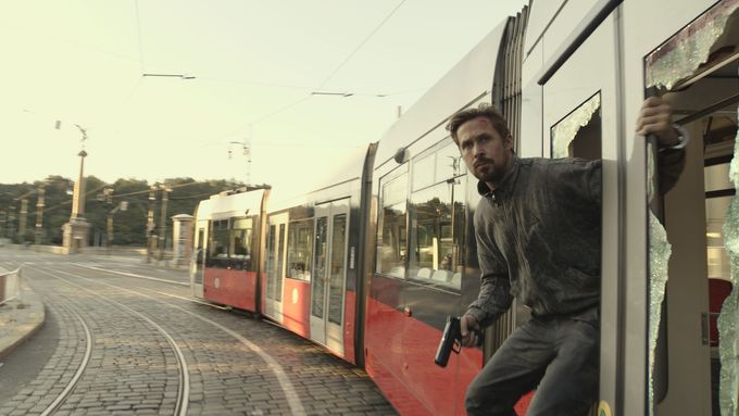 Recenze: Gosling versus česká policie. The Gray Man je nejlepší akční film Netflixu