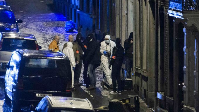 Amatérské záběry policejního protiteroristického zásahu na východě Belgie, při kterém zemřeli nejméně dva lidé, jeden je těžce zraněný.