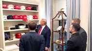 Show s kšiltovkou. Donald Trump předvádí "bejsbolku 4 More Years“ Zelenskému a Macronovi v obchodě s upomínkovými předměty v Bílém domě.