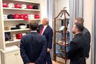 Show s kšiltovkou. Donald Trump předvádí "bejsbolku 4 More Years“ Zelenskému a Macronovi v obchodě s upomínkovými předměty v Bílém domě.