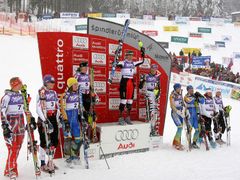 Deset nejlepších závodnic v nedělním slalomu u stupňů vítězů v areálu Svatý Petr. Šárka Záhrobská druhá zleva.