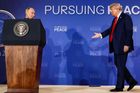 Američané zapomněli citlivé dokumenty k summitu v hotelu. Putin měl dostat dárek