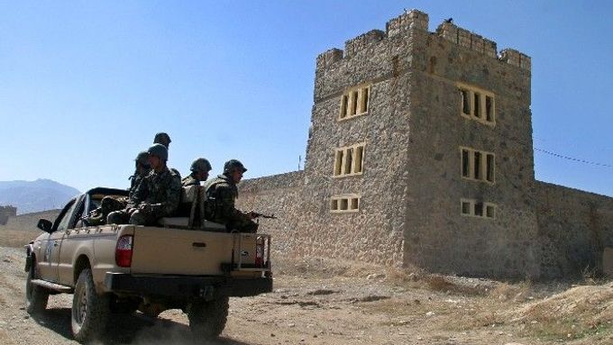 Vojáci hlídkují před věznicí Púli Čarkí v Kábulu