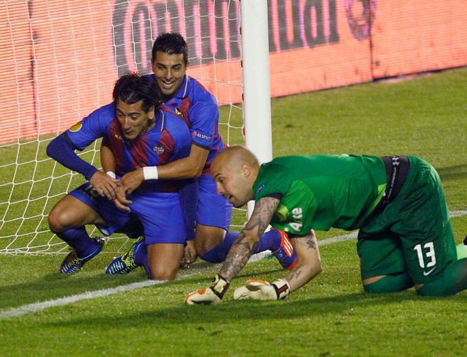 Fotbalisté Levante Michel (vlevo) a Angel slaví gól za zády brankáře Nikolaje Michailova proti Twente Enschede v utkání Evropské ligy 2012/13.