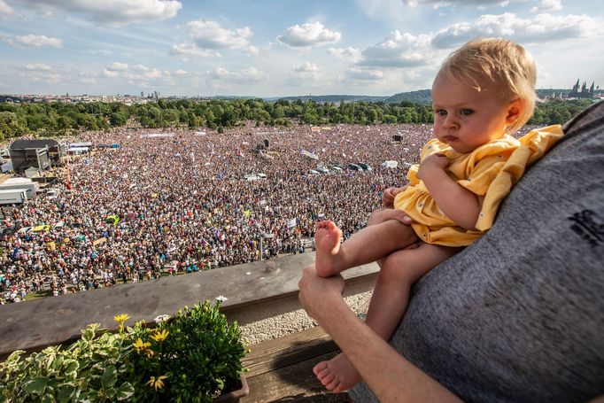 Demonstrace na Letné