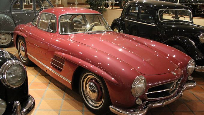 Mercedesů 300SL se v barvě "jahodová červeň" vyrobilo celosvětově pouhých 18 kusů. Ten ve sbírce monackých knížat je z roku 1956.