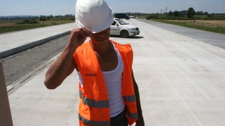 Dělníci na dálnicích v horkých dnech více odpočívají. Řidiči jim kvůli tomu nadávají