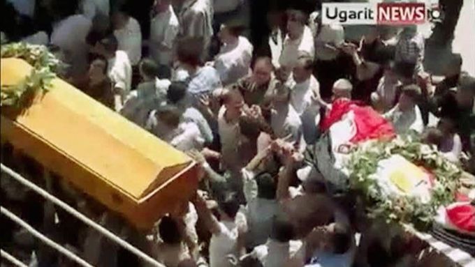 Pohřeb obětí střelby v Damašku.