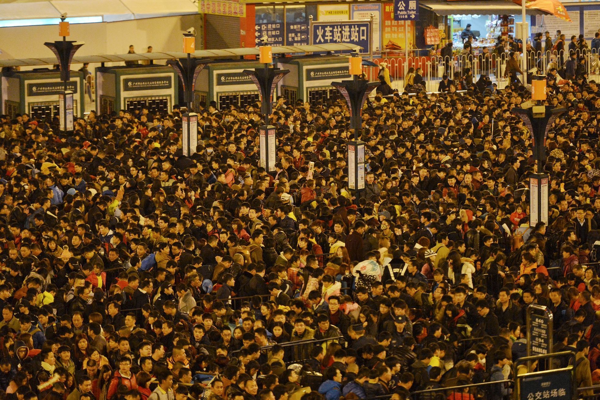 Davy lidí na nádraží v Chang-čou na východě Číny.