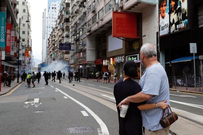 Nový národně bezpečnostní zákon dává Číně možnost potrestat opozici a demonstranty v Hongkongu. Tisíce lidí přesto protestují.